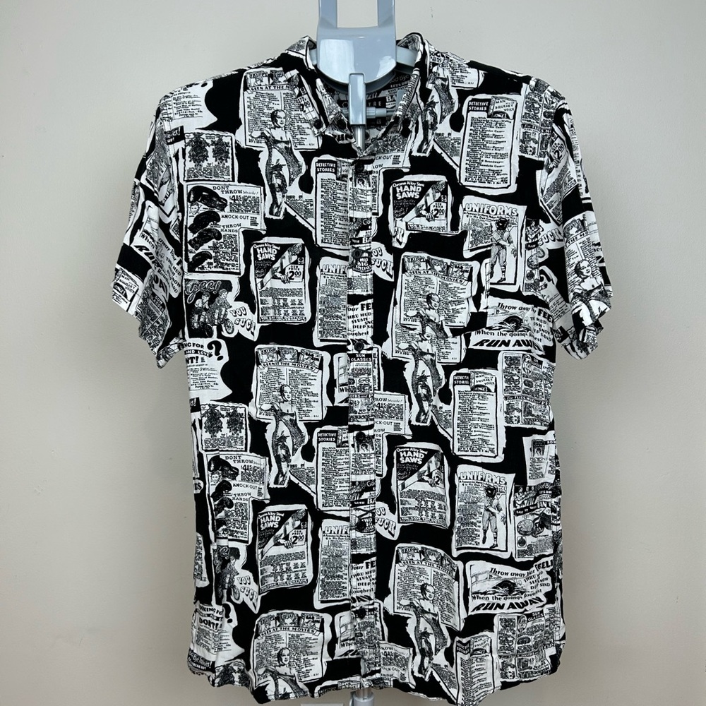 EMPYRE Tate Newspaper Graphic Short Sleeve Button Up Shirt Black White